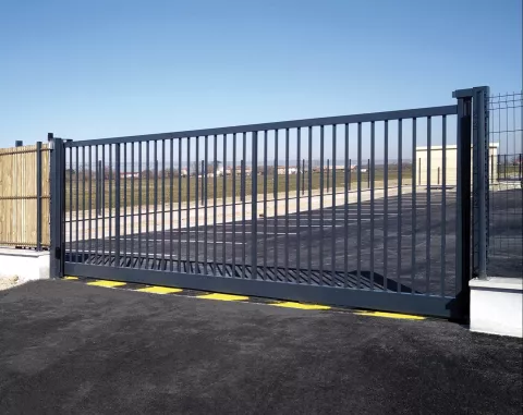 PORTAIL COULISSANT BARREAUDÉ